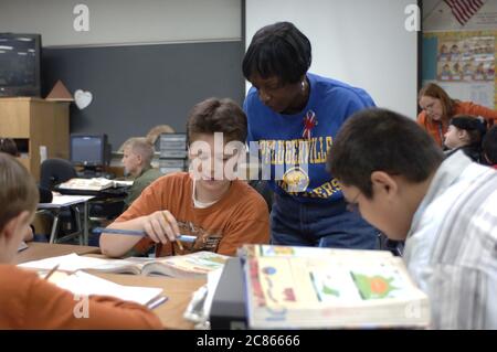 Pflugerville, Texas, États-Unis, novembre 2005 : un enseignant noir interagit avec des élèves de sixième année de la classe cultures du monde dans le district scolaire de banlieue à l'extérieur d'Austin. ©Bob Daemmrich Banque D'Images