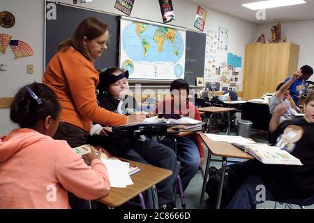 Pflugerville, Texas États-Unis, novembre 2005 : l'enseignant interagit avec l'élève pendant la classe de sixième année des cultures du monde dans le district scolaire de banlieue à l'extérieur d'Austin. ©Bob Daemmrich Banque D'Images