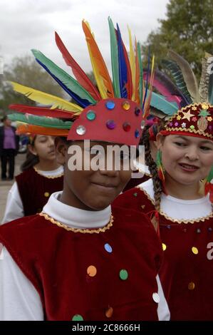 Brownsville, Texas États-Unis, 12 décembre 2005 : les membres costumés d'une troupe de danse traditionnelle de matachines défilent dans les rues de Brownsville pour célébrer le jour de la fête de la Vierge de Guadalupe. ©Bob Daemmrich Banque D'Images