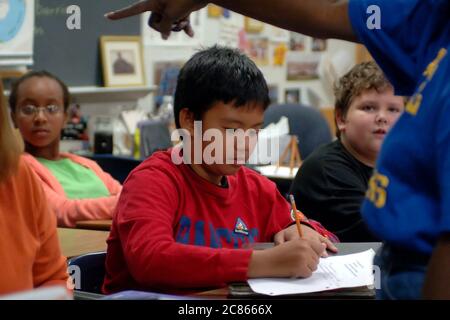 Pflugerville, Texas États-Unis, novembre 2005 : l'élève prend des notes pendant la classe de sixième année des cultures du monde dans le district scolaire de banlieue à l'extérieur d'Austin. ©Bob Daemmrich Banque D'Images