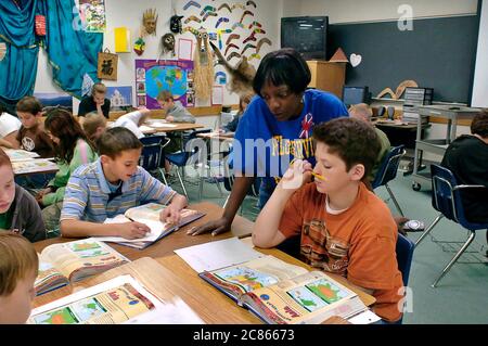 Pflugerville, Texas, États-Unis, novembre 2005 : un enseignant noir interagit avec des élèves de sixième année de la classe cultures du monde dans le district scolaire de banlieue à l'extérieur d'Austin. ©Bob Daemmrich Banque D'Images