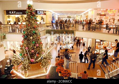 Austin, Texas États-Unis, décembre 23 2005 : Highland Mall deux jours avant Noël, rempli de décorations de vacances et de clients. ©Bob Daemmrich Banque D'Images