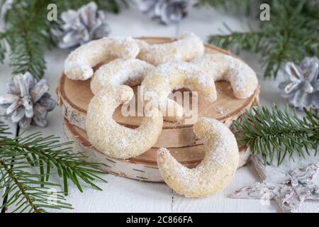 biscuits de noël croissant de vanille sur panneau de bois Banque D'Images