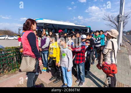 Excursion pour enfants au palais de Donggung et à l'étang de Wolji, Gyeongju-si, Gyeongsangbuk-do, Corée du Sud Banque D'Images