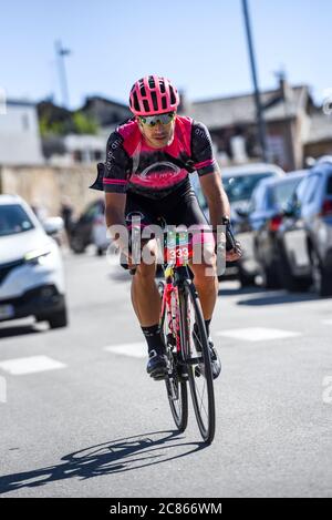 Les Angtres, France : 2020 19 juillet : cyclistes en course amateur la Cerdanya Tour à vélo 2020 à les angles, France. Banque D'Images