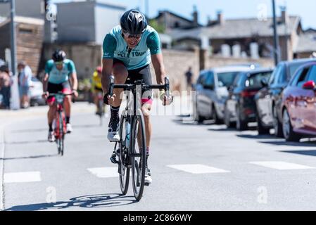 Les Angtres, France : 2020 19 juillet : cyclistes en course amateur la Cerdanya Tour à vélo 2020 à les angles, France. Banque D'Images