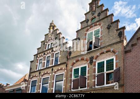 Vue détaillée des maisons traditionnelles sur les canaux hollandais avec des stores ou des volets traditionnels dans la ville historique d'Oudewater, Hollande Banque D'Images