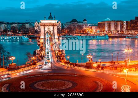 Pont de la chaîne de Szechenyi traversant le Danube la nuit. Budapest, Hongrie Banque D'Images