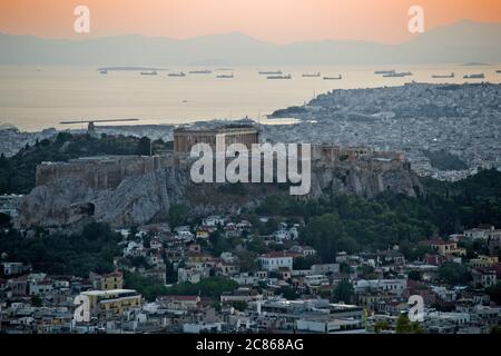 Coucher de soleil à Athènes, vue depuis la montagne Lycabette avec l'Acropole et le Parthénon au crépuscule. Grèce Banque D'Images