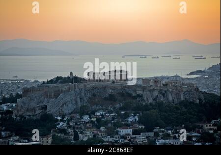Coucher de soleil à Athènes, vue depuis la montagne Lycabette avec l'Acropole et le Parthénon au crépuscule. Grèce Banque D'Images