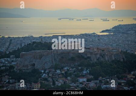 Coucher de soleil à Athènes, vue depuis la montagne Lycabette avec l'Acropole et le Parthénon au crépuscule. Grèce Banque D'Images