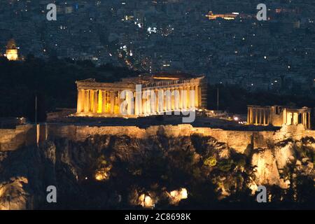 Coucher du soleil à Athènes, vue depuis la montagne Lycabette avec l'Acropole et le Parthénon au crépuscule. Grèce Banque D'Images