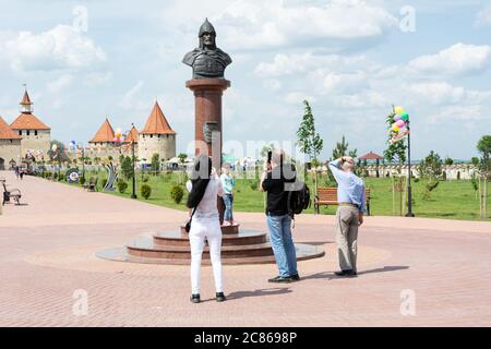 Moldavie, Bender - 18 mai 2019 : les touristes sont photographiés sur le fond du monument d'Alexandre Nevsky. Moldavie, Europe de l'est. Banque D'Images