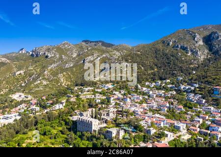 Village de Bellapalais et sa célèbre abbaye médiévale. District de Kyrenia, Chypre Banque D'Images