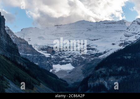 Une vue plus rapprochée de la montagne derrière Lake Louise, Alberta, Canada. Banque D'Images