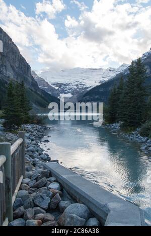 Vue sur le lac Louise depuis la passerelle. Banque D'Images