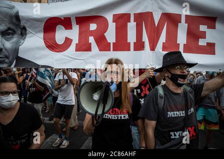 Jérusalem, Israël. 21 juillet 2020. Les gens prennent part à une manifestation devant le Parlement israélien (Knesset) contre le Premier ministre Benjamin Netanyahu et son gouvernement. Crédit : Ilia Yefimovich/dpa/Alay Live News Banque D'Images