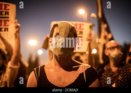 Jérusalem, Israël. 21 juillet 2020. Un homme participe à une manifestation devant le Parlement israélien (Knesset) contre le Premier ministre Benjamin Netanyahu et son gouvernement. Crédit : Ilia Yefimovich/dpa/Alay Live News Banque D'Images