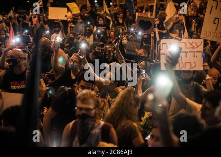 Jérusalem, Israël. 21 juillet 2020. Les gens tiennent des pancartes lors d'une manifestation devant le Parlement israélien (Knesset) contre le Premier ministre Benjamin Netanyahu et son gouvernement. Crédit : Ilia Yefimovich/dpa/Alay Live News Banque D'Images