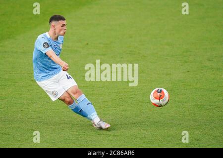 Watford, Royaume-Uni. 21 juillet 2020. Phil Foden de Man City lors du match de première ligue entre Watford et Manchester City à Vicarage Road, Watford, Angleterre, le 21 juillet 2020. Les stades de football autour de l'enceinte restent vides en raison de la pandémie Covid-19, car les lois de distanciation sociale du gouvernement interdisent aux supporters de se trouver dans les lieux, ce qui entraîne le jeu de tous les matchs derrière des portes fermées jusqu'à nouvel ordre. Photo d'Andy Rowland. Crédit : images Prime Media/Alamy Live News Banque D'Images