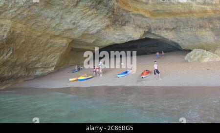 Lagoa, Portugal - 11 juillet 2020 : vue sur les grottes de Benagil depuis le bord de mer. Belle grotte de la mer naturelle avec eau émeraude a Banque D'Images