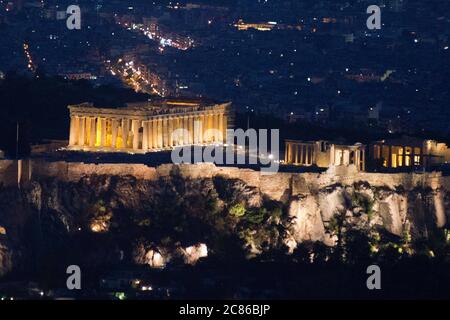 Coucher du soleil à Athènes, vue depuis la montagne Lycabette avec l'Acropole et le Parthénon au crépuscule. Grèce Banque D'Images