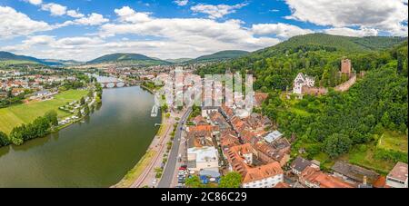 Vue panoramique de drone aérienne de la ville médiévale de Miltenberg en Allemagne pendant la journée Banque D'Images