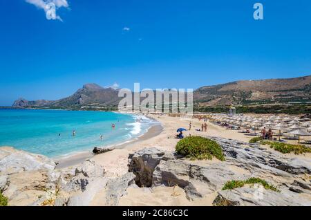 La plage de Falasarna, l'une des plus célèbres plages de Crète, située dans la province de Kissamos, à la limite nord de la côte ouest de la Crète. Banque D'Images