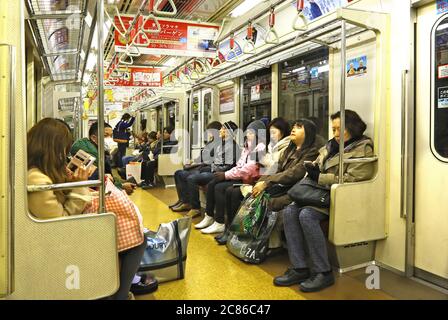 Personnes voyageant dans une voiture de métro de Tokyo Banque D'Images