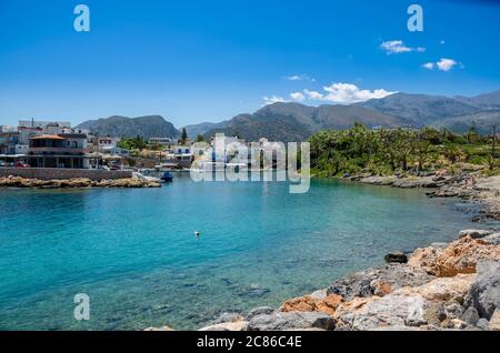 Vue sur le port du village traditionnel de Sisi en Crète Banque D'Images