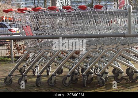 Gros plan d'une rangée de chariots dans un centre commercial de la ville hollandaise d'Alkmaar. Pays-Bas, février Banque D'Images