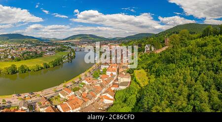 Vue panoramique de drone aérienne de la ville médiévale de Miltenberg en Allemagne pendant la journée Banque D'Images