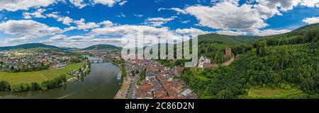 Vue panoramique de drone aérienne de la ville médiévale de Miltenberg en Allemagne pendant la journée Banque D'Images