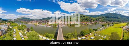 Vue panoramique de drone aérienne de la ville médiévale de Miltenberg en Allemagne pendant la journée Banque D'Images