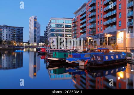 Réflexions à Leeds Dock, qui est un développement à utilisation mixte dans le centre de Leeds. Banque D'Images