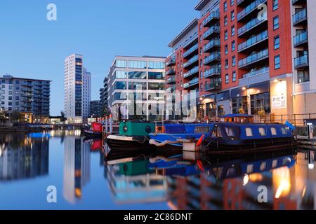 Réflexions à Leeds Dock, qui est un développement à utilisation mixte dans le centre de Leeds. Banque D'Images