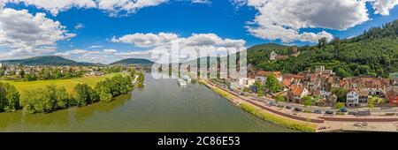 Vue panoramique de drone aérienne de la ville médiévale de Miltenberg en Allemagne pendant la journée Banque D'Images