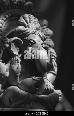 Statue de Ganesha en noir et blanc. Ganesha (également connu sous le nom de Ganesa ou Ganapati) est l'un des dieux les plus importants dans la mythologie hindoue et il est également WO Banque D'Images