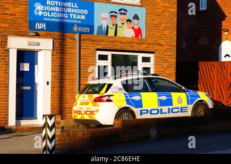 Le poste de police de Rothwell, sur la route Haigh, à Leeds est, n'est plus ouvert au public. Banque D'Images