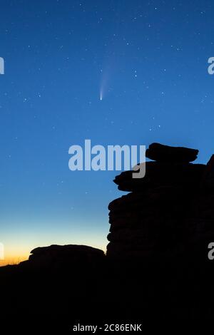 Comet Neowise qui surfe Little mis Tor sur Dartmoor. Banque D'Images