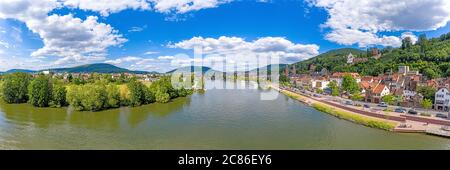 Vue panoramique de drone aérienne de la ville médiévale de Miltenberg en Allemagne pendant la journée Banque D'Images