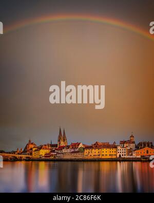 DE - La Bavière : la cathédrale Saint-Pierre et Steinerne Bruecke sur le fleuve Danube à Regensburg Banque D'Images