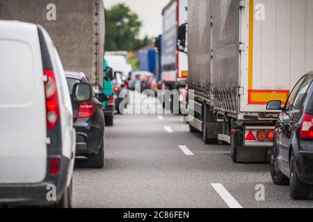 Après-midi City Commute trafic lourd sur la route. Thème transport urbain et industrie automobile. Banque D'Images