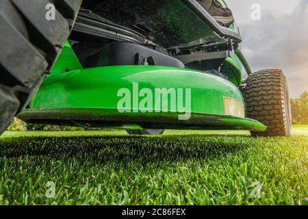 Thème jardinage et aménagement paysager. Fauchage de jardin à l'aide d'une tondeuse à gazon pour tracteur équestre. Partie inférieure de la machine. Banque D'Images