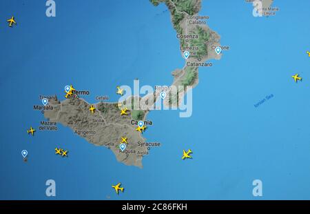 Trafic aérien Sicilia aera (21 juillet 2020, UTC 16.34) sur Internet avec le site Flightracar 24, pendant la pandémie du coronavirus Banque D'Images