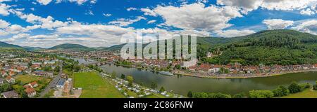 Vue panoramique de drone aérienne de la ville médiévale de Miltenberg en Allemagne pendant la journée Banque D'Images