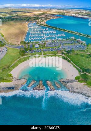 Vue aérienne sur le lagon n° 4 de Ko Olina et la plage, le port de Barbers point et le port de Malakole, sur le côté ouest d'Oahu, à Hawaï. Banque D'Images