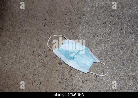 Un mât frontal jetable usagé mis au rebut dans la gouttière. Banque D'Images