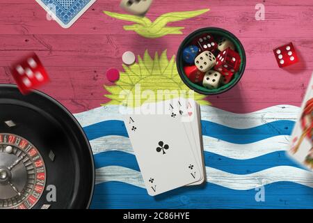 Le casino de Kiribati. Jeu de poker, cartes et jetons sur table rouge avec fond de drapeau national. Jeux et Paris. Banque D'Images