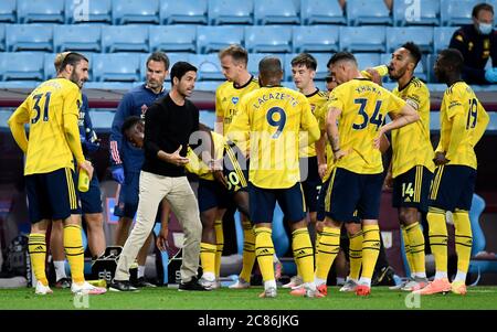 Mikel Arteta, le directeur de l'arsenal, parle à ses joueurs lors de la deuxième pause-boissons pendant le match de la Premier League à Villa Park, Birmingham. Banque D'Images